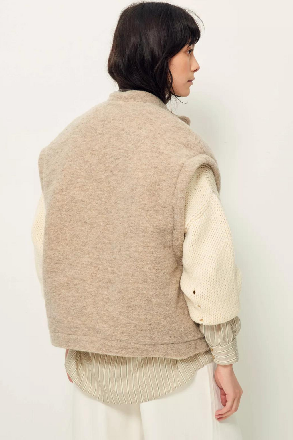 Fossil Herria Veste in neutral fabric with button closure, stylish and versatile men's vest for casual or formal wear.