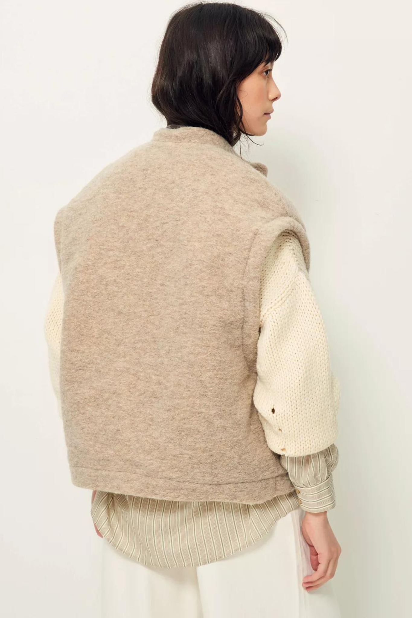 Fossil Herria Veste in neutral fabric with button closure, stylish and versatile men's vest for casual or formal wear.